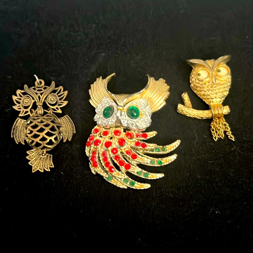 Whoo Whoo wants owls? Vintage-2 pins and a pendant